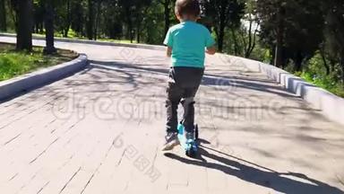儿童骑滑板车在绿色踢脚板。